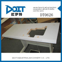 DT0626 sobre mesa de máquina de coser de borde con rueda